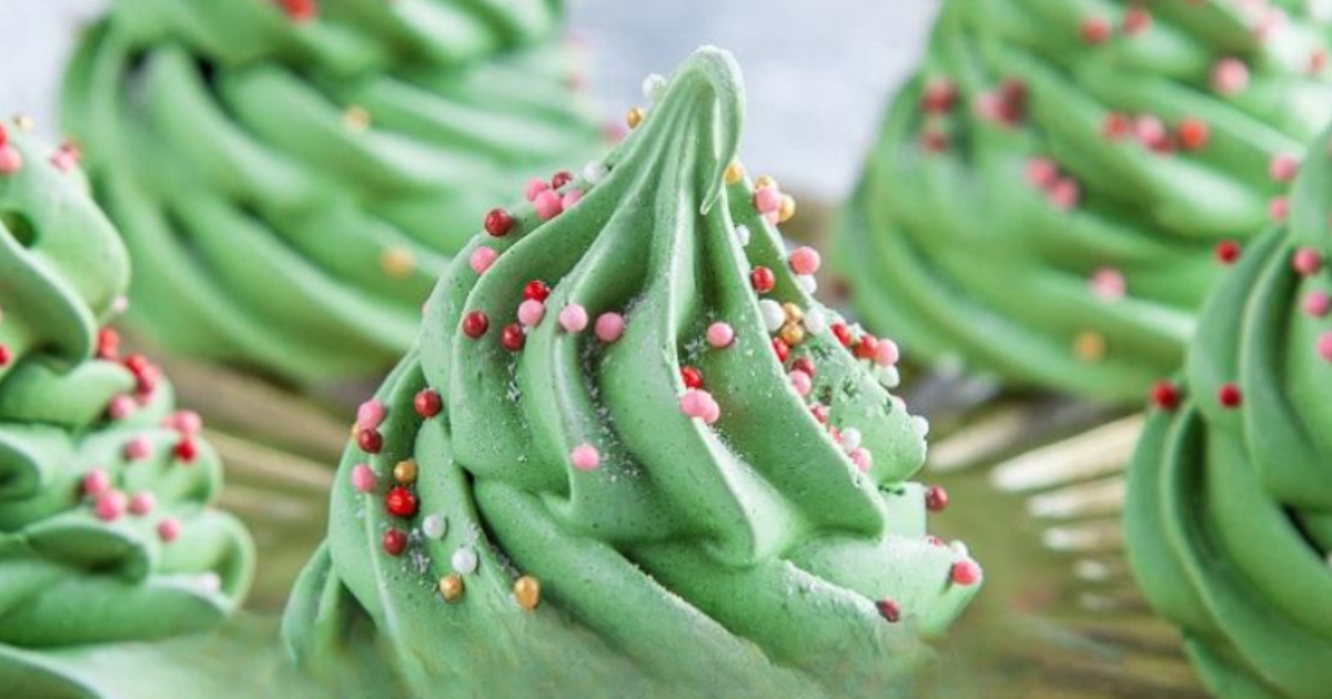 Christmas Tree Meringues