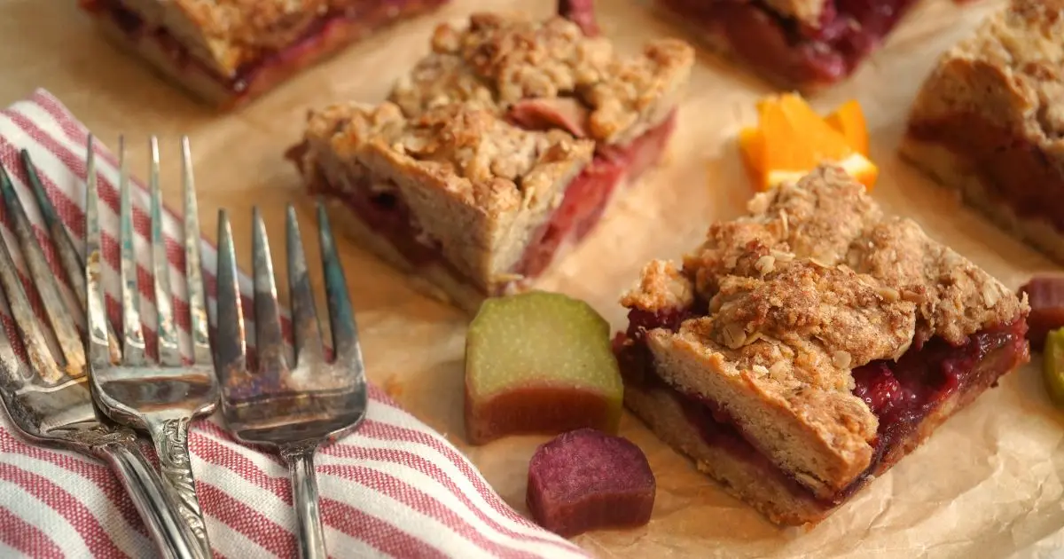 Strawberry-Rhubarb Crumble Bars